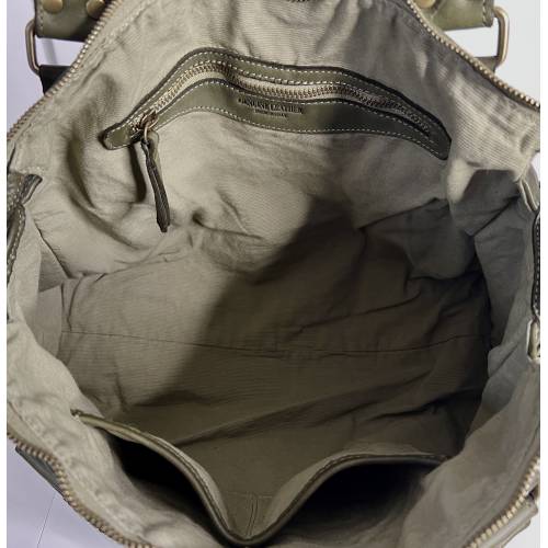 Acker Militärgrüne Handtasche aus italienischem Leder - Handgefertigte Ledertasche aus Italien: Details und Trageansichten