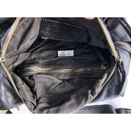 Aim Rucksack aus gewaschenem Leder in Schwarz - Handgefertigte Ledertasche aus Italien: Details und Trageansichten