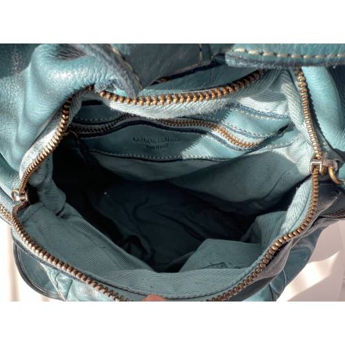 Aim Rucksack aus gewaschenem Leder in Petrolblau - Handgefertigte Ledertasche aus Italien: Details und Trageansichten