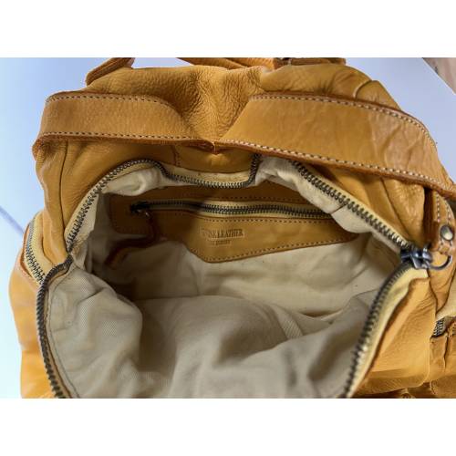 Aim Rucksack aus gewaschenem Leder in Gelb - Handgefertigte Ledertasche aus Italien: Details und Trageansichten