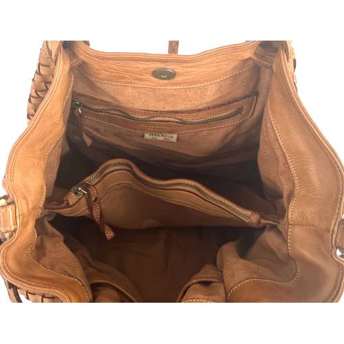 Elow Cognacfarbene Flechtleder-Tote - Handgefertigte Ledertasche aus Italien: Details und Trageansichten
