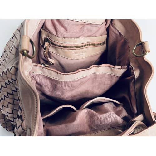 Bezaubernd Zartrosa Geflochtene Leder-Tote Elow - Handgefertigte Ledertasche aus Italien: Details und Trageansichten