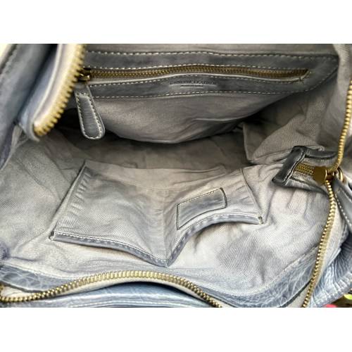 Elya Schultertasche aus gewaschenem Leder in Jeansblau - Handgefertigte Ledertasche aus Italien: Details und Trageansichten