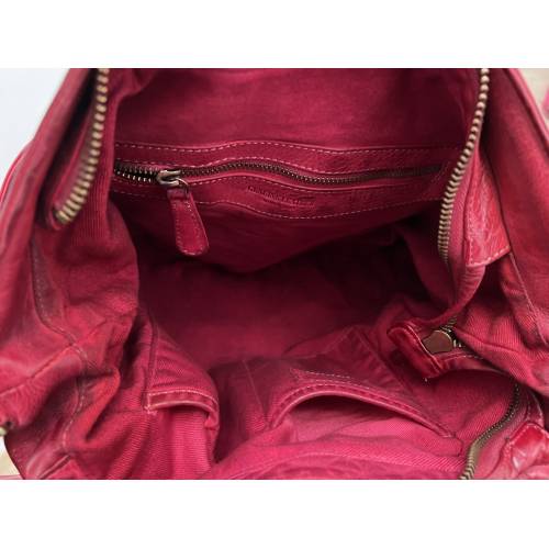 Elya Schultertasche aus gealtertem Leder in Bordeaux - Handgefertigte Ledertasche aus Italien: Details und Trageansichten