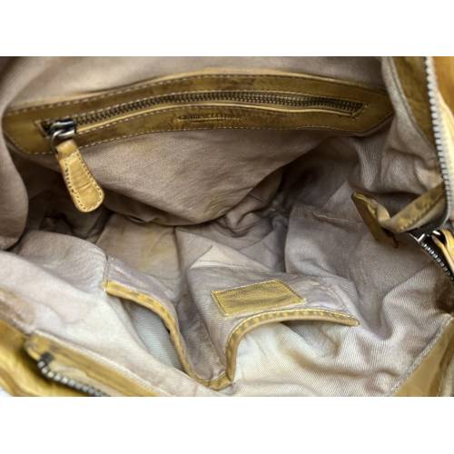 Elya Schultertasche aus gewaschenem Leder in Gelb - Handgefertigte Ledertasche aus Italien: Details und Trageansichten