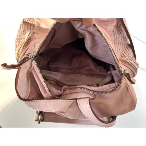 Jerry Rucksack aus gewaschenem Leder in Zartrosa - Handgefertigte Ledertasche aus Italien: Details und Trageansichten