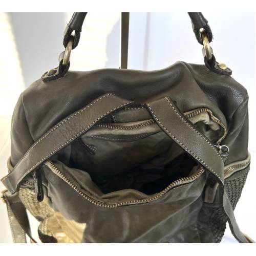 Jerry Rucksack in Militärgrün aus gealtertem Leder - Handgefertigte Ledertasche aus Italien: Details und Trageansichten