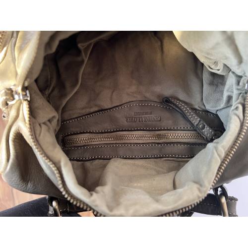 Jerry Rucksack in Militärgrün aus gealtertem Leder - Handgefertigte Ledertasche aus Italien: Details und Trageansichten