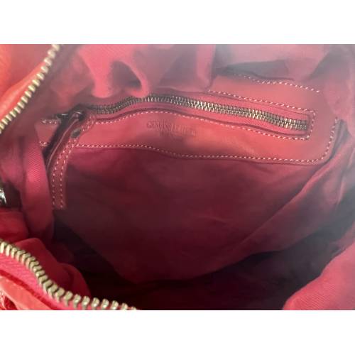 Jerry Rucksack aus gewaschenem Leder in Rot - Handgefertigte Ledertasche aus Italien: Details und Trageansichten