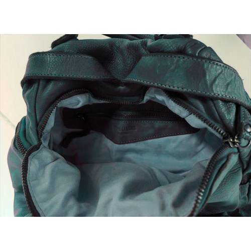 Jerry Rucksack aus gewaschenem Leder in Petrolblau - Handgefertigte Ledertasche aus Italien: Details und Trageansichten