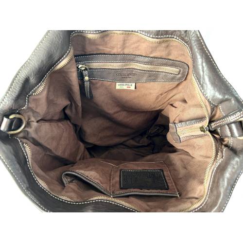 Kaila Tote Tasche aus gewaschenem Leder in Dunkelbraun - Handgefertigte Ledertasche aus Italien: Details und Trageansichten