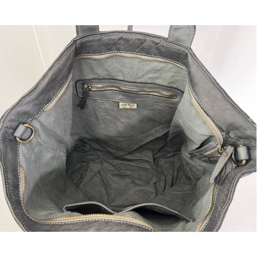Kaila Tote Tasche aus gewaschenem Leder in Grau - Handgefertigte Ledertasche aus Italien: Details und Trageansichten