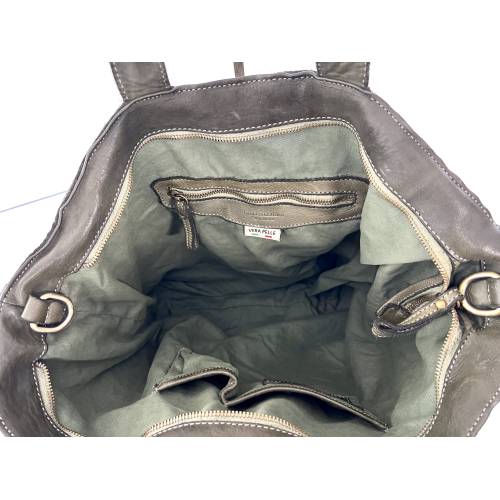 Kaila Tote Tasche aus gewaschenem Leder in Militärgrün - Handgefertigte Ledertasche aus Italien: Details und Trageansichten