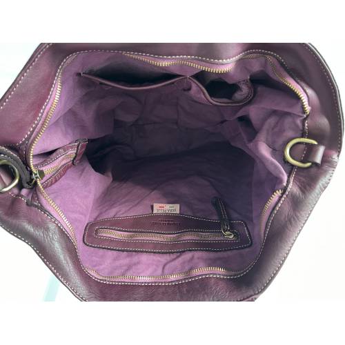 Kaila Tote Tasche aus gewaschenem Leder in Bordeaux - Handgefertigte Ledertasche aus Italien: Details und Trageansichten