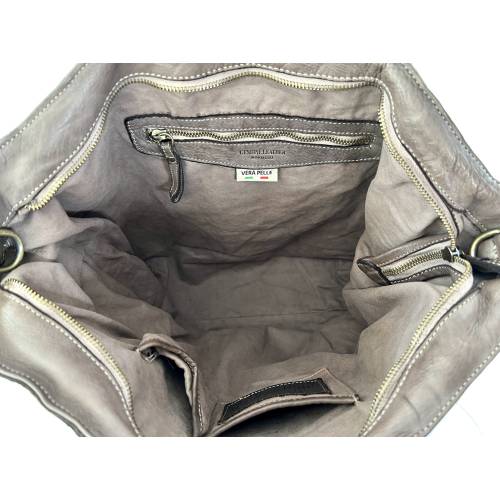 Kaila Tote Tasche aus gewaschenem Leder in Taupe - Handgefertigte Ledertasche aus Italien: Details und Trageansichten