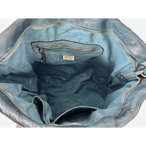 Kaila Tote Tasche aus gewaschenem Leder in Petrolblau - Handgefertigte Ledertasche aus Italien: Details und Trageansichten