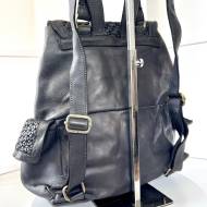 Ronald Rucksack aus gewaschenem Leder in Schwarz mit geflochtenen Klappen