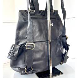 Ronald Rucksack aus gewaschenem Leder in Schwarz mit geflochtenen Klappen