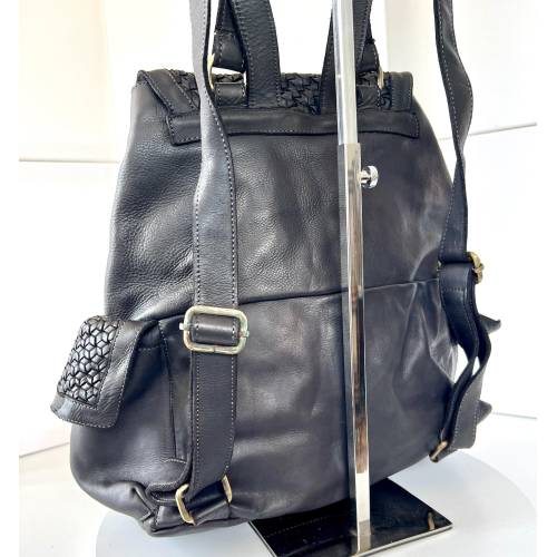 Ronald Rucksack aus gewaschenem Leder in Schwarz mit geflochtenen Klappen - Handgefertigte Ledertasche aus Italien: Details und Trageansichten