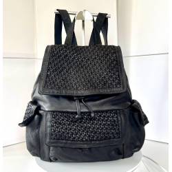 Ronald Rucksack aus gewaschenem Leder in Schwarz mit geflochtenen Klappen
