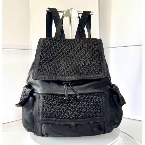 Ronald Rucksack aus gewaschenem Leder in Schwarz mit geflochtenen Klappen - Handgefertigte Ledertasche aus Italien: Details und Trageansichten