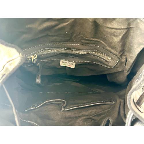 Ronald Rucksack aus gewaschenem Leder in Schwarz mit geflochtenen Klappen - Handgefertigte Ledertasche aus Italien: Details und Trageansichten