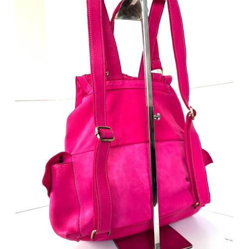 Ronald Rucksack aus gewaschenem Leder in Fuchsia mit geflochtenen Klappen - Handgefertigte Ledertasche aus Italien: Details und Trageansichten