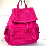 Ronald Rucksack aus gewaschenem Leder in Fuchsia mit geflochtenen Klappen