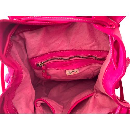 Ronald Rucksack aus gewaschenem Leder in Fuchsia mit geflochtenen Klappen - Handgefertigte Ledertasche aus Italien: Details und Trageansichten