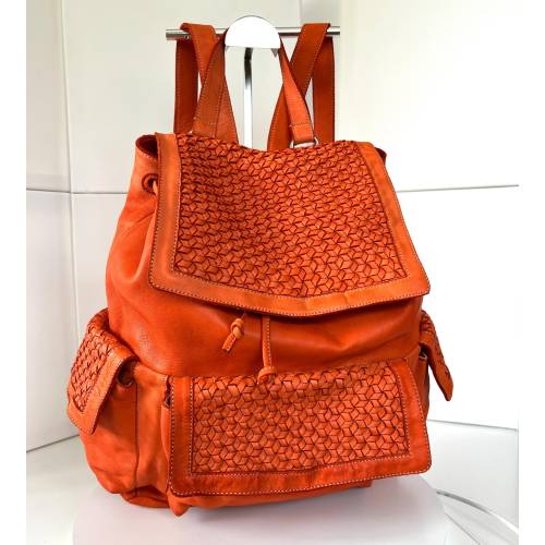 Ronald Rucksack aus gewaschenem Leder in Orange mit geflochtenen Klappen - Handgefertigte Ledertasche aus Italien: Details und Trageansichten