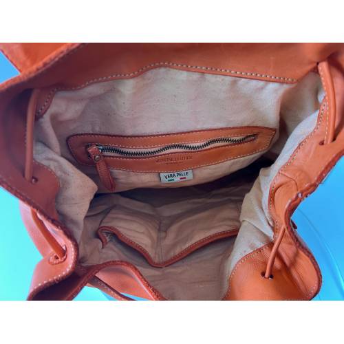 Ronald Rucksack aus gewaschenem Leder in Orange mit geflochtenen Klappen - Handgefertigte Ledertasche aus Italien: Details und Trageansichten