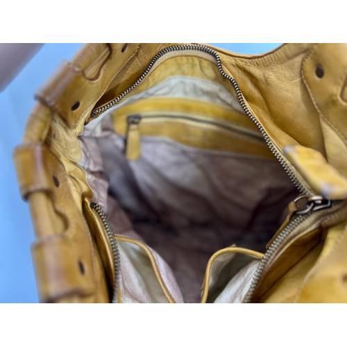 Victoria faltbare Tote Tasche aus senfgelbem Leder - Handgefertigte Ledertasche aus Italien: Details und Trageansichten